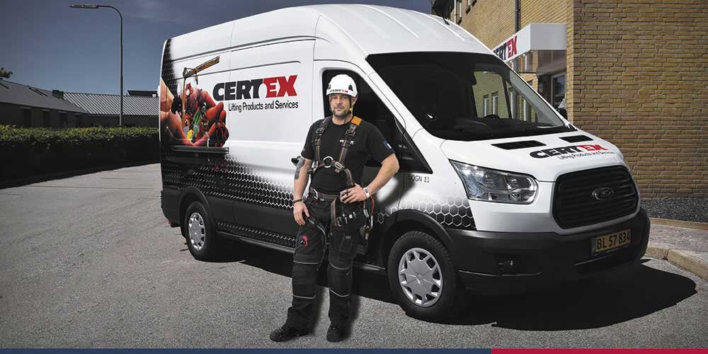 Servicetekniker fra CERTEX Danmark | © CERTEX Danmark A/S Servicetekniker foran servicebil fra CERTEX Danmark | © CERTEX Danmark A/S